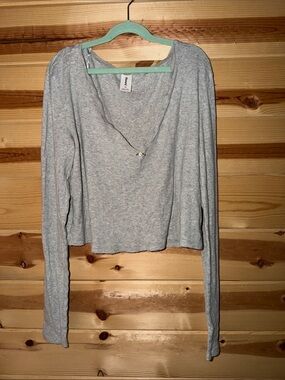 Abound Light Gray Long-Sleeve V-Neck Top